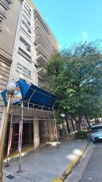 El inmueble está ubicado en un edificio sobre la avenida Alvear