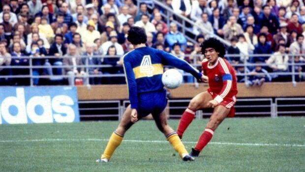 El penal que comete Hugo Alves: se transformará en el primer gol de Diego esa tarde