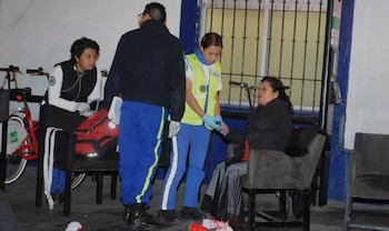 Los invitados sospecharon que fue el alcohol el que los enfermó ya que recién habían servido la comida, pero las bebidas se sirvieron desde antes Foto: (Impresión de pantalla Noticieros Televisa)