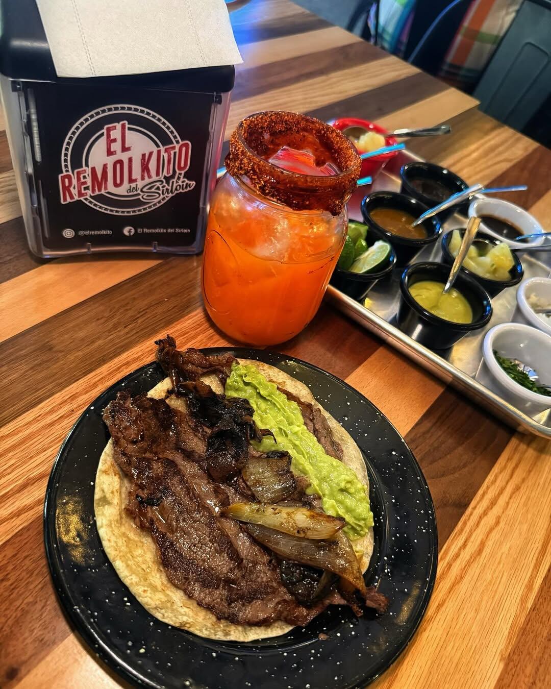 La experiencia en El Remolkito se complementa con refrescos, aguas frescas y cervezas nacionales y artesanales. (Instagram/ @elremolkito)