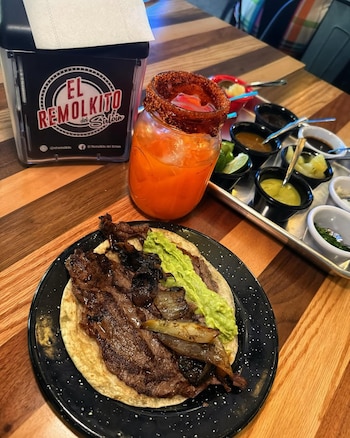 La experiencia en El Remolkito se complementa con refrescos, aguas frescas y cervezas nacionales y artesanales. (Instagram/ @elremolkito)