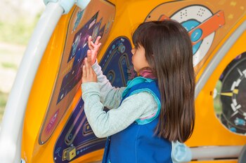 Una nena juega en el