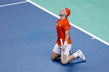 Tallon Griekspoor venció en tres sets a Jan-Lennard Struff y selló la clasificación de Países Bajos a la final de la Copa Davis por primera vez en la historia (Foto: REUTERS/Juan Medina)
