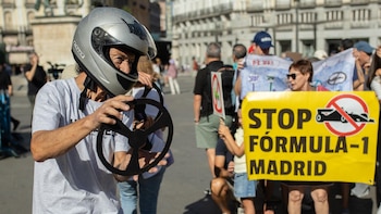 Liberadas las 11 activistas de Greenpeace detenidas este sábado cuando protestaban junto al circuito de F1 en Madrid