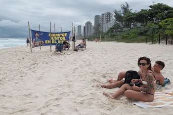Una bandera de Diego Maradona con los colores de Boca en la playa de Río de Janeiro (Foto: Infobae/Jaime Olivos)