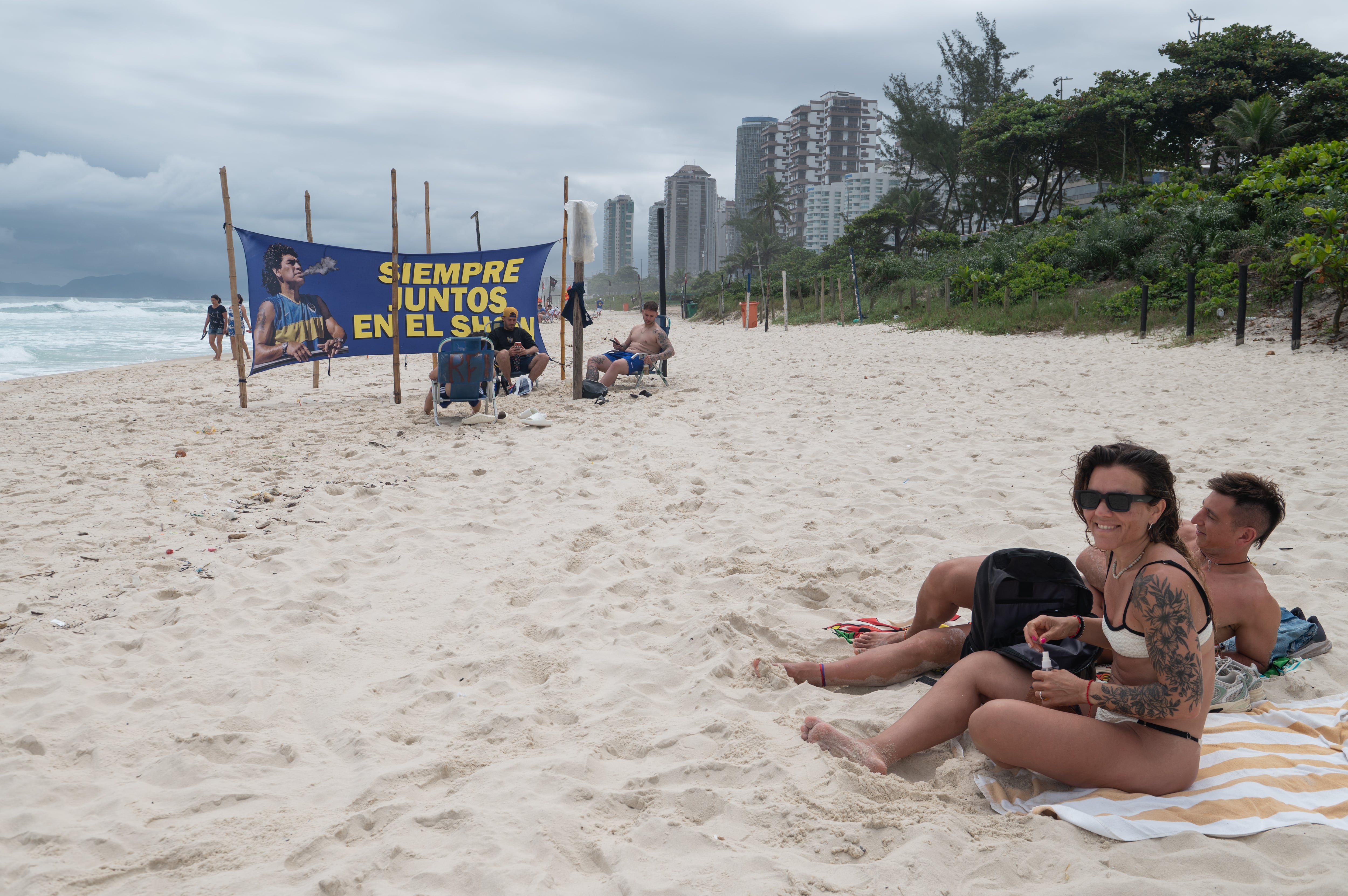 Una bandera de Diego Maradona con los colores de Boca en la playa de Río de Janeiro (Foto: Infobae/Jaime Olivos)