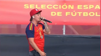El cantante de Granada puso ritmo a la celebración