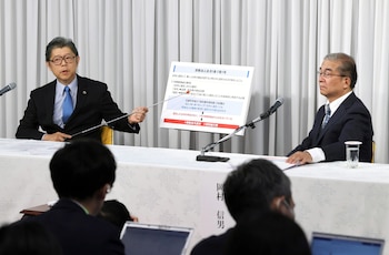 Nobuo Okamura (dcha), jefe de