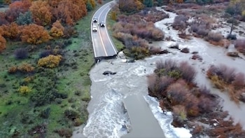 Colapso de un tramo de carretera por el desbordamiento de un río