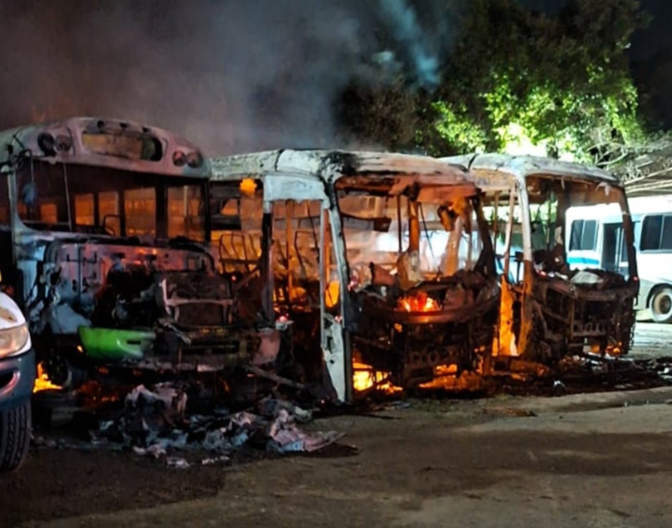 Voraz incendio consumió cuatro autobuses del transporte colectivo en el occidente salvadoreño