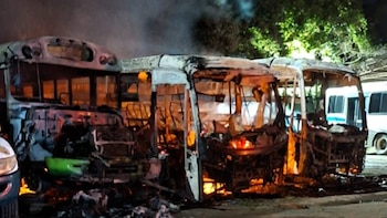 Voraz incendio consumió cuatro autobuses del transporte colectivo en el occidente salvadoreño