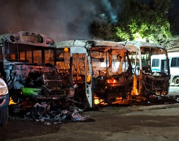 El siniestro causó la destrucción total de tres buses y provocó daños parciales en una cuarta unidad. (Foto cortesía Bomberos El Salvador)