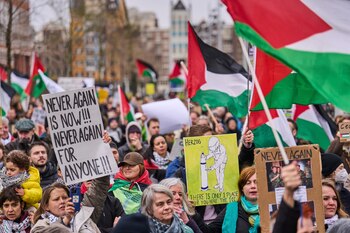 Manifestantes protestan contra la presencia de presidente israelí Isaac Herzog en la inauguración de Museo Nacional del Holocausto en Ámsterdam (AP Foto/Phil Nijhuis)