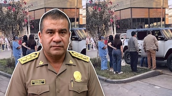 Retrato de un oficial de policía en uniforme sobre una fotografía de fondo con varias personas al lado de una camioneta.