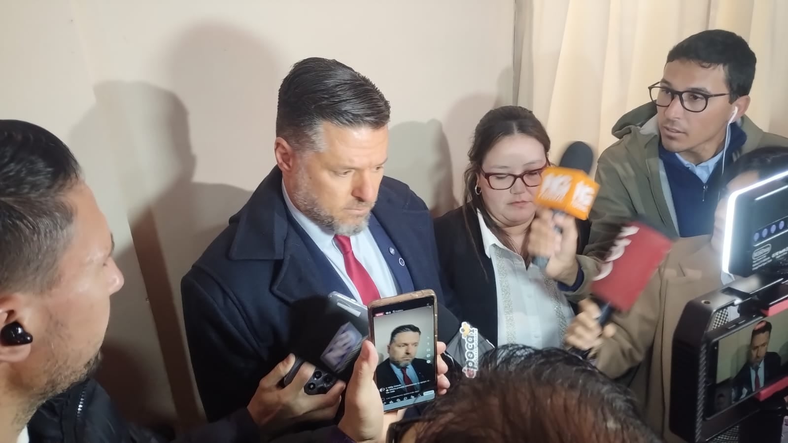 El fiscal Carlos Schaefer y la fiscal Tamara Pourcel, antes de ingresar a la sala de audiencias por el juicio de Loan Danilo Peña (Juan Bracco)