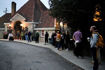 La gente hace cola para votar en Park Tavern en Atlanta, Georgia. (REUTERS/Cheney Orr)