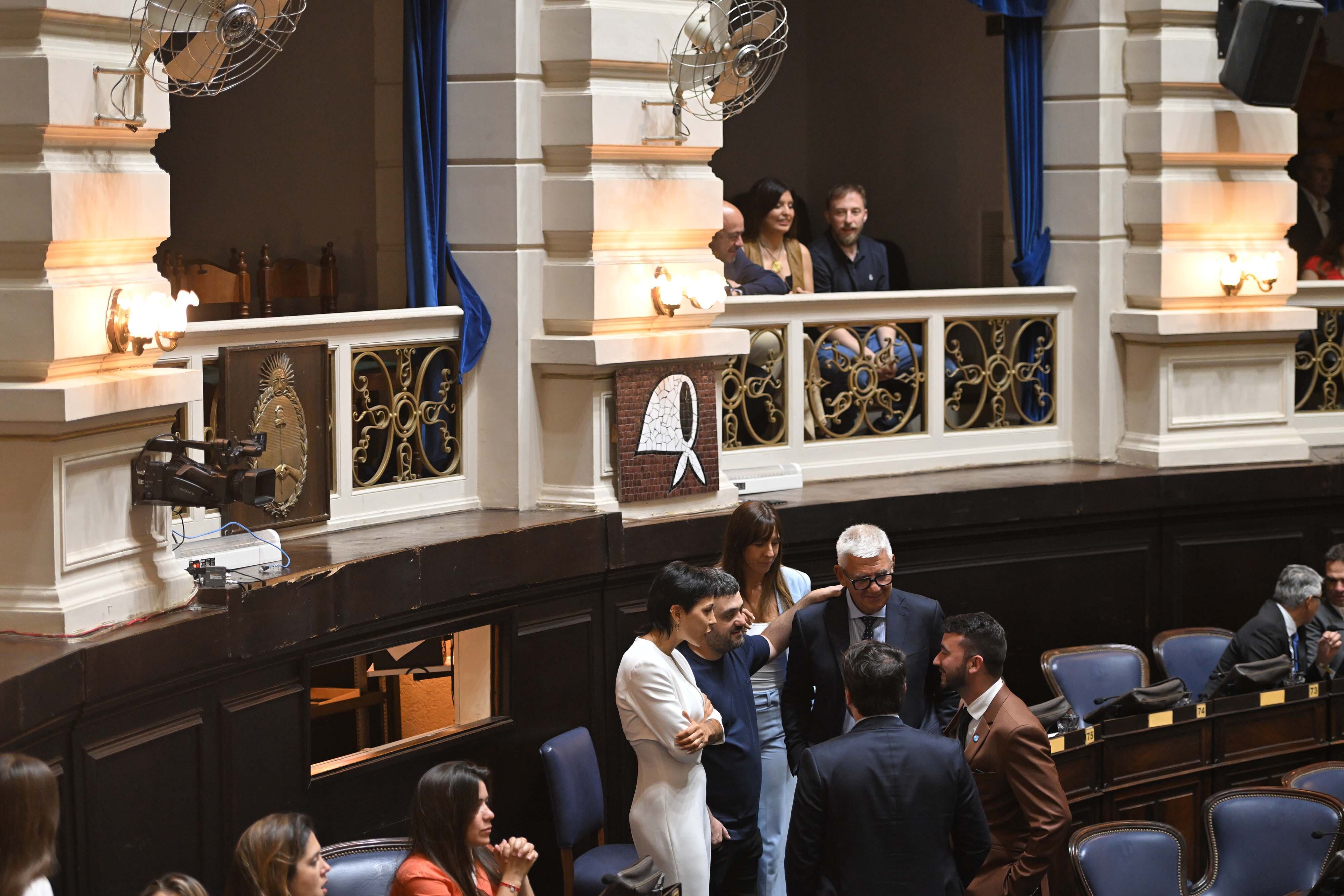Mayra Mendoza, Tignanelli, Alejandro Dichiara dialogan con los libertarios Nahuel Sotelo y Agustín Romo, referentes de Las Fuerzas del Cielo dentro de La Libertad Avanza (Fotos: AG La Plata)