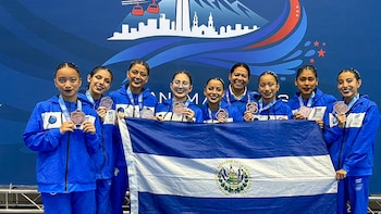Natación artística salvadoreña brilla con la medalla de bronce en Chile