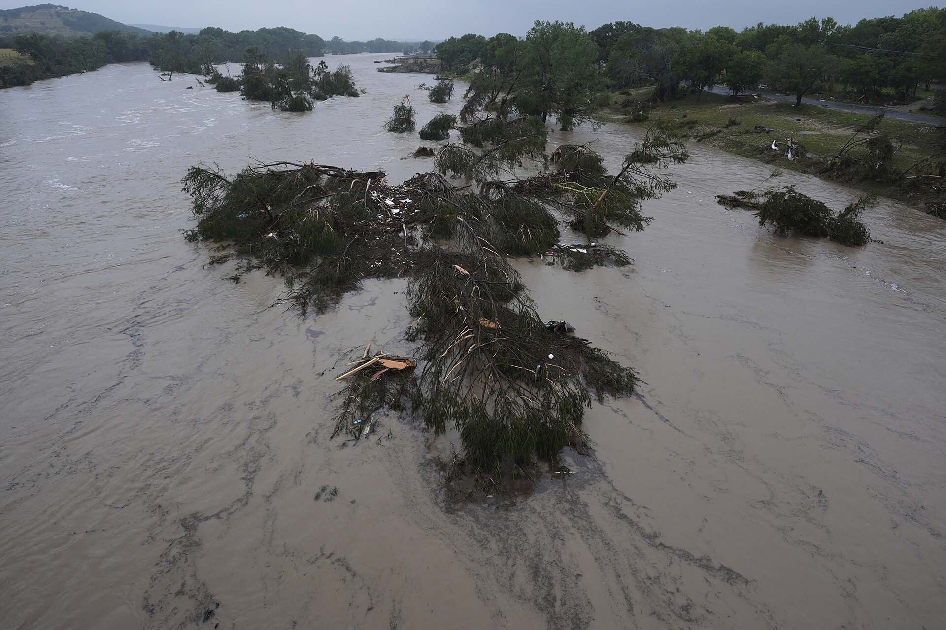 Más de 100 personas murieron por las inundaciones repentinas en Texas. (AP Photo/Eric Gay)