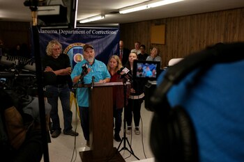 Mike Sennett, hijo de la víctima Elizabeth Sennett, contó durante ina rueda de prensa, que hubo un silencio casi total mientras observaban las convulsiones de Kenneth Smith. (REUTERS/Micah Green)