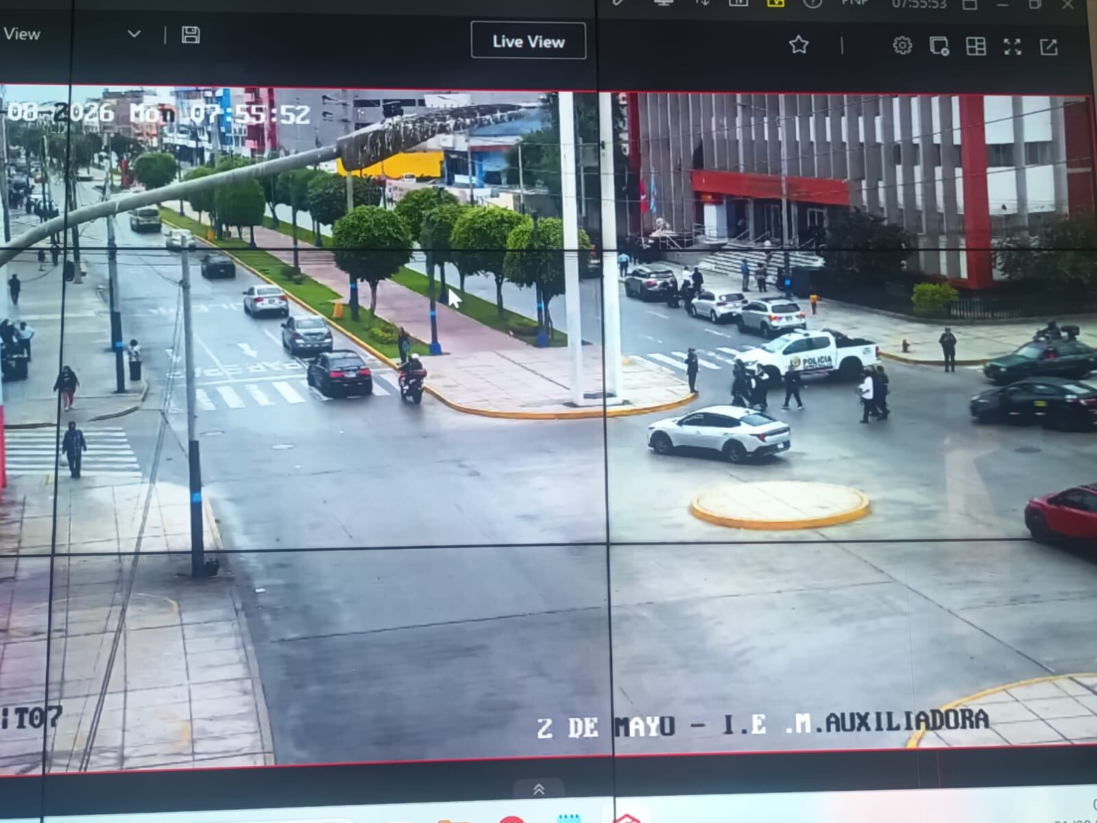 Efectivos de la Policía Nacional del Perú acordonan un tramo de la avenida Dos de Mayo en el Callao tras el hallazgo de un artefacto explosivo en la sede judicial.