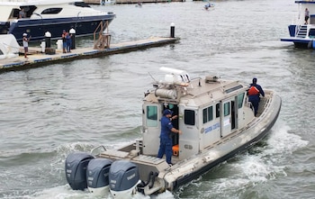 Tras arribar al muelle turístico de Puntarenas, el paciente fue trasladado a un centro médico para recibir atención especializada. Crédito: MSP