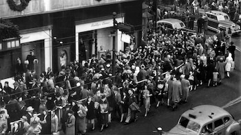 Escena histórica de compradores frente