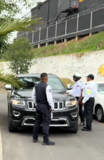 Policías de tránsito le llamaron