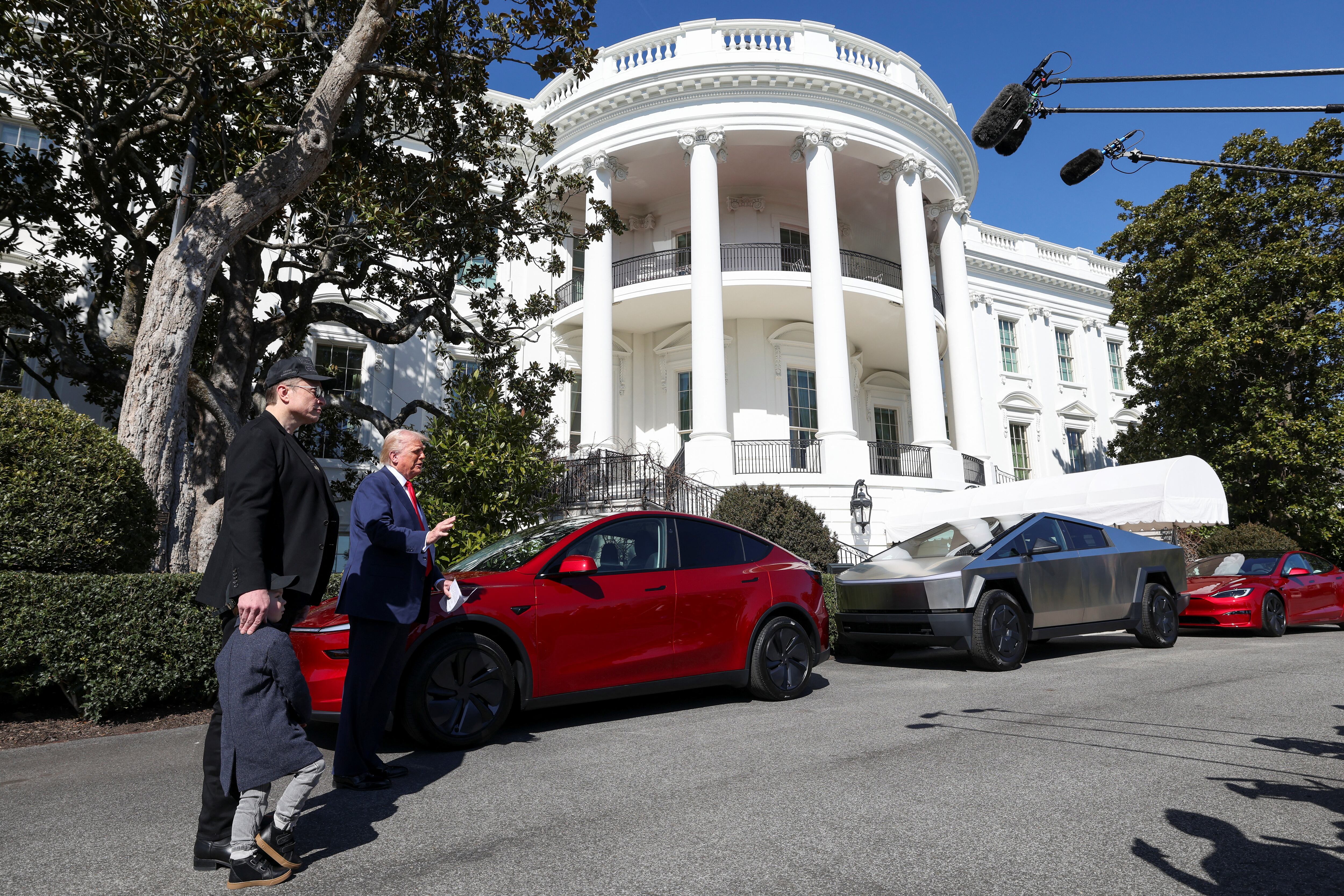 El presidente de Estados Unidos, Donald Trump, habla con los medios, junto al consejero delegado de Tesla, Elon Musk, con su hijo X Æ A-12, con coches Tesla al fondo, en la Casa Blanca en Washington (REUTERS/Kevin Lamarque)