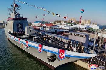 La botadura de un nuevo destructor naval en el puerto de Nampo, en el oeste de Corea del Norte, el 25 de abril de 2025 (Agencia Central de Noticias de Corea/Korea News Service vía AP)