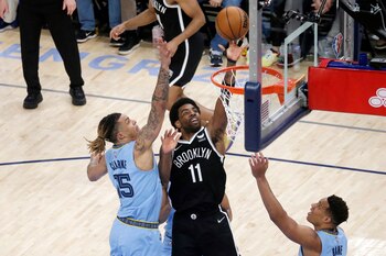 Kyrie Irving jugando para los