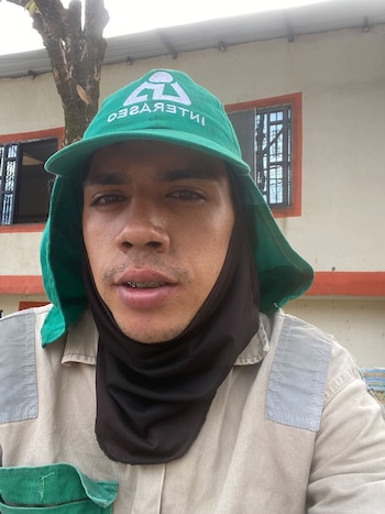 Leonardo Téllez usa los 15 minutos de descanso de su jornada laboral para grabar videos y entregar ayudas en Ibagué - crédito Panita/Facebook