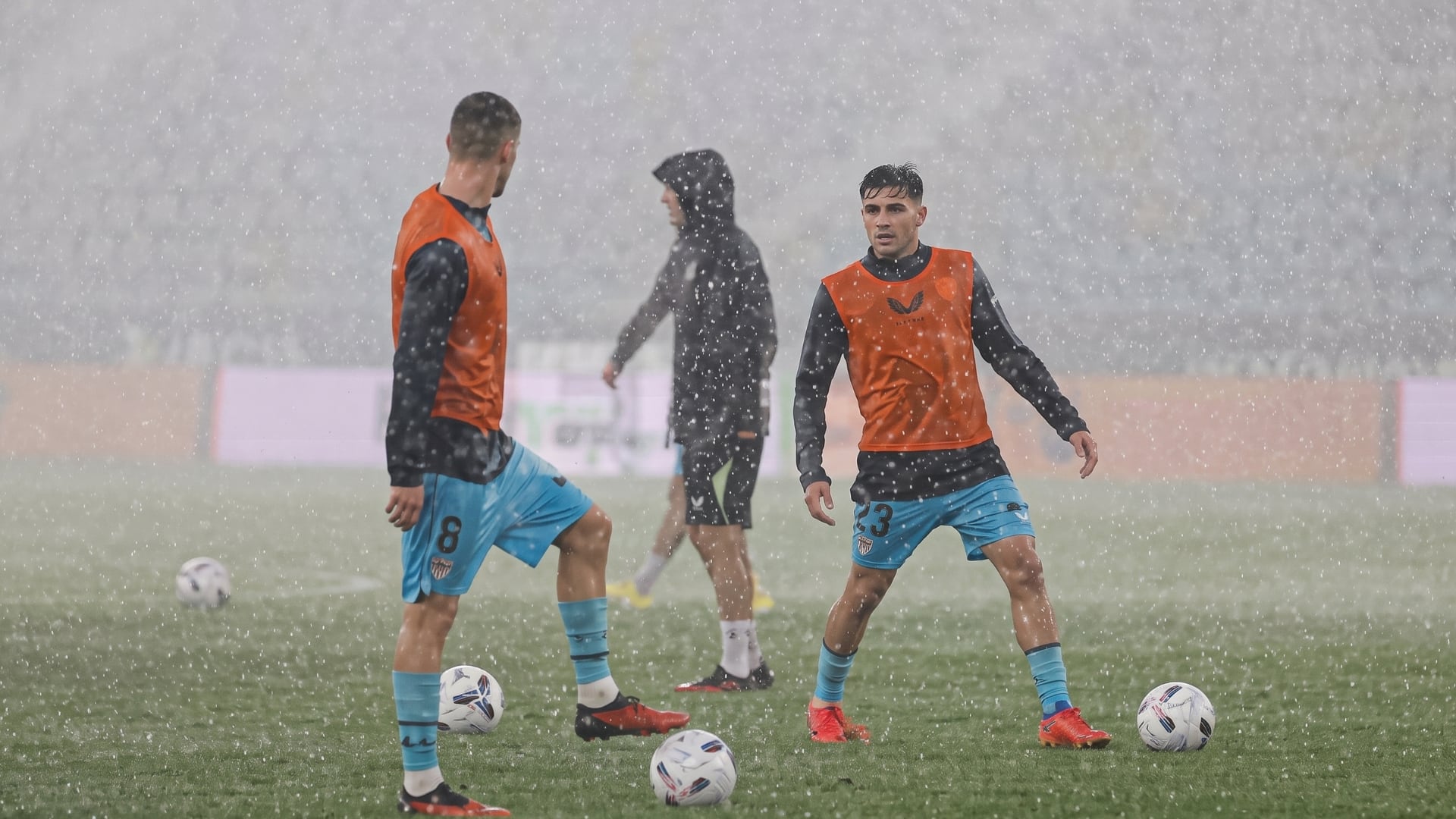 Jugadores del Athletic Club de Bilbao calentando en el Ciutat de Valencia antes de la suspensión del partido. (Ana Escobar/EFE)