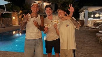 Las fotos de Enzo Fernández y Julián Álvarez durante sus vacaciones en Ibiza: el comentario de Lisandro Martínez
