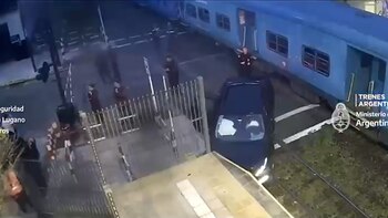 Video impactante: un automovilista cruzó las vías con la barrera baja en Villa Lugano y fue arrollado por el tren