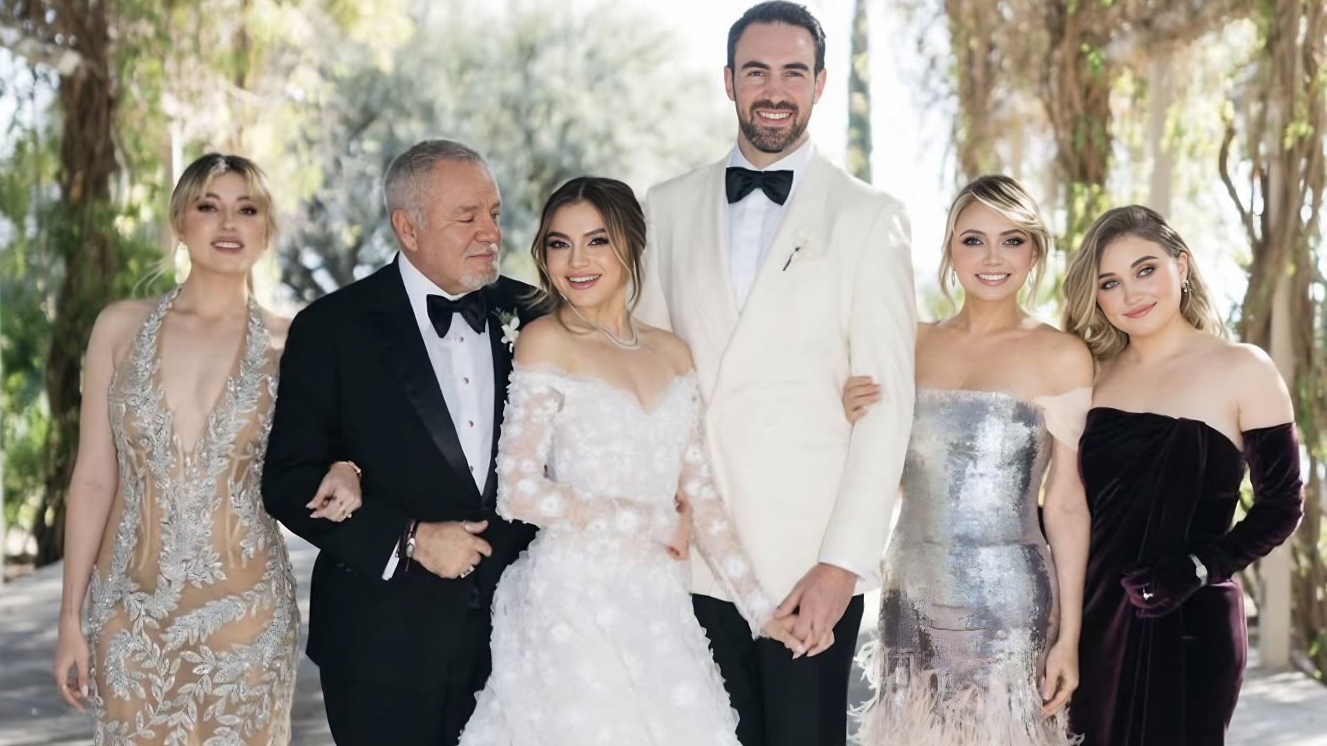 Dos meses después de su boda civil, Sofía Castro y el empresario Pablo Bernot sellaron su amor en una emotiva ceremonia religiosa llevada a cabo en San Miguel de Allende, Guanajuato. (prensadanna / Instagram)
