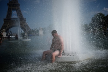 Las olas de calor son cada vez más frecuentes y extremas por el cambio climático (Foto AP/Christophe Ena, archivo)