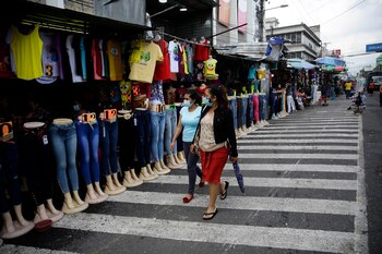 Dos mujeres caminan frente a