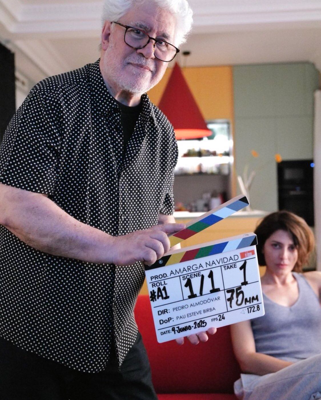 Pedro Almodóvar regresa al cine en español tras su éxito en Venecia, reafirmando su preferencia por el sistema de producción de El Deseo frente al modelo de Hollywood.