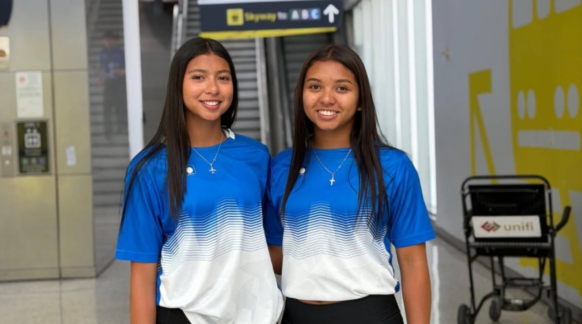 Dévora Medina y Fátima Giselle Rendón ya están en Países Bajos para disputar el Campeonato Mundial Sub-18 de Voleibol de Playa en La Haya. (Foto cortesía Federación Salvadoreña de Voleibol)