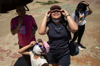 Es importante protegerse antes de visualizar el eclipse solar
REUTERS/Eloisa Lopez