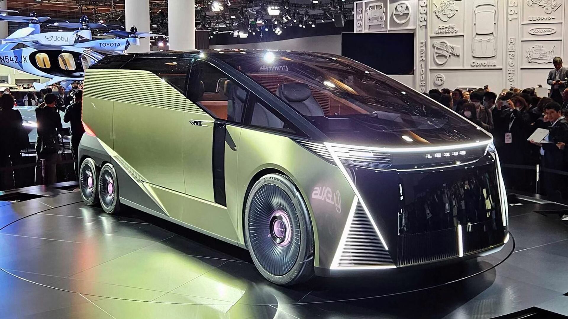 Llamativamente grande y disruptivo, el Lexus LS Concept Van se destaca por apelar a 6 ruedas para ofrecer mayor confort a los pasajeros