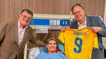 Cuál es el estado de saludo del veterano futbolista Eduardo Emilio Vilarete, luego de una delicada cirugía: presidentes de Dimayor y FCF lo visitaron