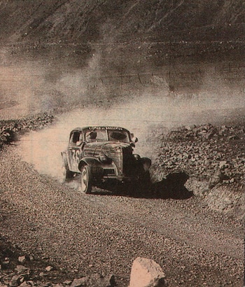 Con su Chevrolet en la