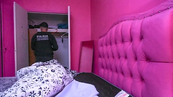 Desbarataron un prostíbulo en Caballito que se hacía pasar por una “casa de masajes”: rescataron a 10 mujeres