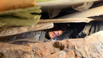 Dramáticos rescates y búsqueda de sobrevivientes entre los escombros y nuevas réplicas del sismo en ColombiaEl alcalde de Cali publicó una imagen de Diana, una de las sobrevivientes del sismo en el Chocó que ya dejó más de 180 muertos, casi 200 desaparecidos y centenares de heridos en la regionEN VI