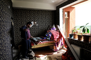 Un ciudadano muestra su vivienda