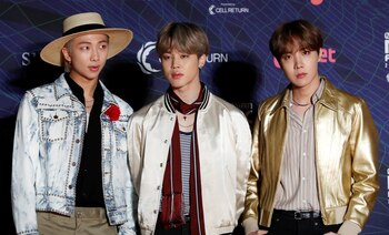 RM, Jimin y j-hope, miembros de la boy band BTS en una alfombra roja de Nagoya, Japón, 2019. (REUTERS/Kim Kyung-Hoon)