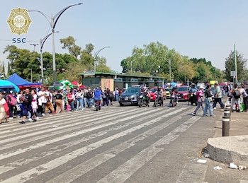La circulación permanece cerrada en la avenida Hidalgo, entre Eje Central y Eje 1 Poniente, debido al arribo de feligreses al Templo de San Hipólito (X@OVIALCDMX)