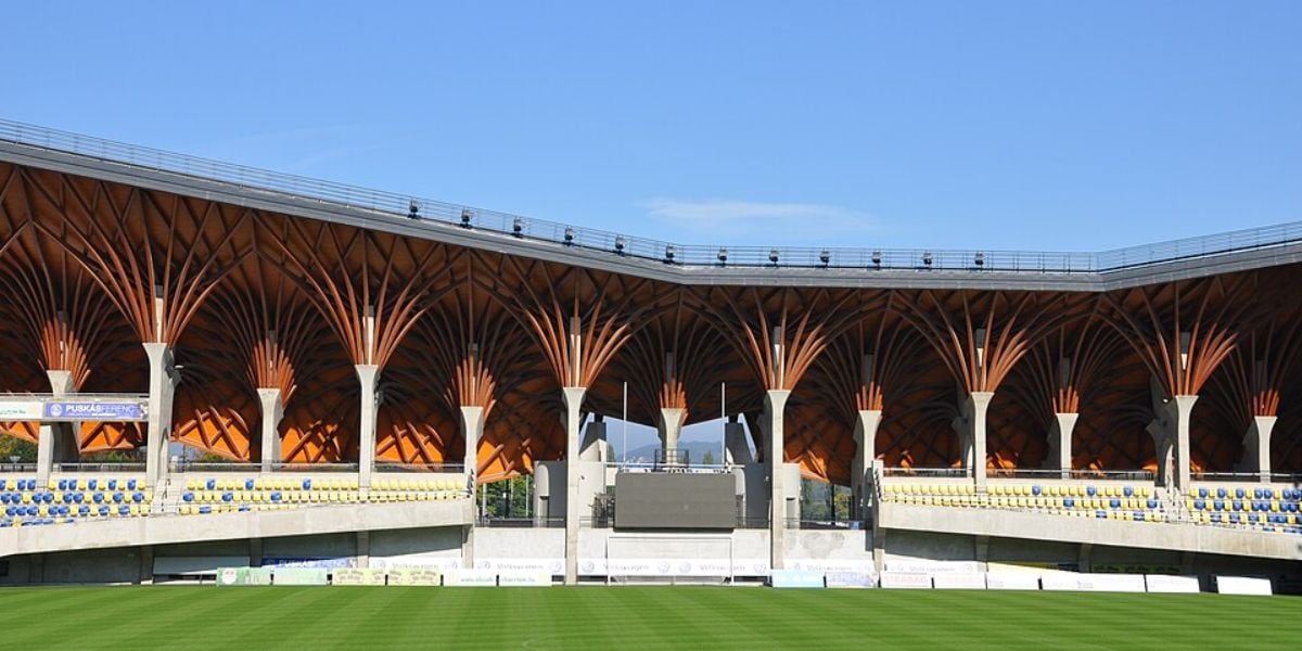 El diseño, obra de Imre Makovecz, integra madera y pizarra para fundirse con el paisaje húngaro (Wikimedia Commons)